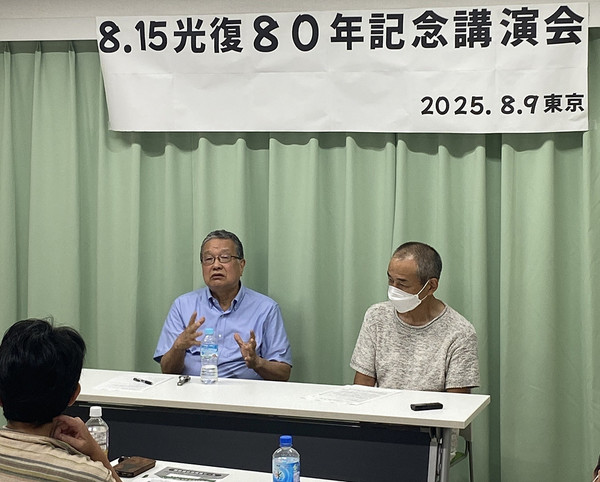 참가자들의 질문에 답하는 손형근 의장과 도마쓰씨. [사진-통일뉴스 박명철 통신원]