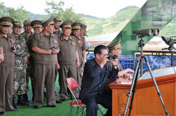 이날 사격훈련경기는 박정천 당 중앙군사위원회 부위원장이 참관했다. [사진-노동신문]