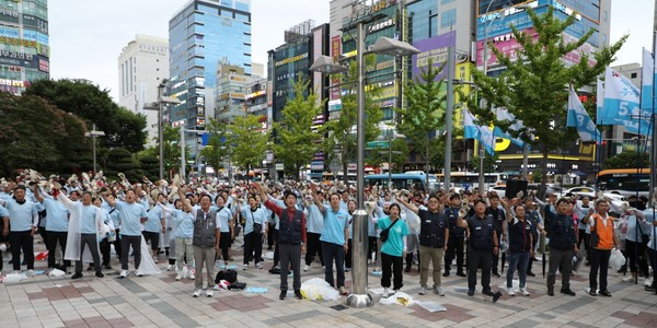 민주노총 26기 중앙통일선봉대가 11일 울산 롯데백화점앞에서 ‘울산자주실현대회’에 참가하고 있다. [사진제공-민주노총 중앙통일선봉대]