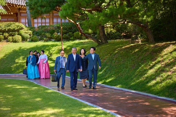 12일 오전 청와대 녹지원을 산책하는 한-베트남 정상 부부. [사진-대통령실]