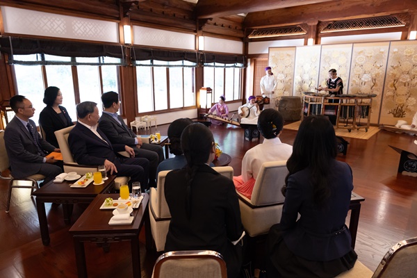 전통공연을 감상하는 한-베트남 정상 부부. [사진-대통령실]