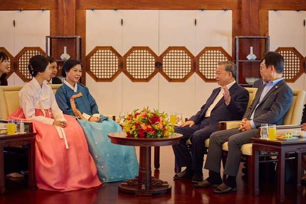 청와대 상춘재에서 차담회를 진행한 한-베트남 정상 부부. [사진-대통령실]