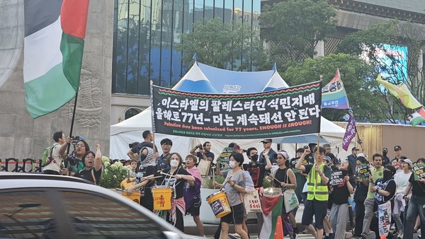 이스라엘의 학살을 규탄하고 팔레스타인과 연대하여 투쟁하고 있는 행진대오 집회장을 지나갔다. [사진 - 통일뉴스 하태한 통신원]