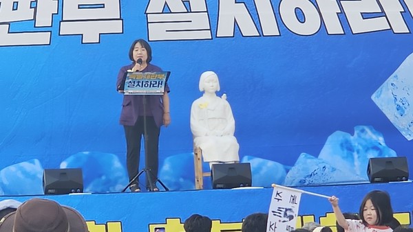 억울한 누명으로 탄압과 재판을 받았고, 곧 사면될 윤미향 김복동평화센터 대표의 연설이 이어졌다. [사진 - 통일뉴스 하태한 통신원]