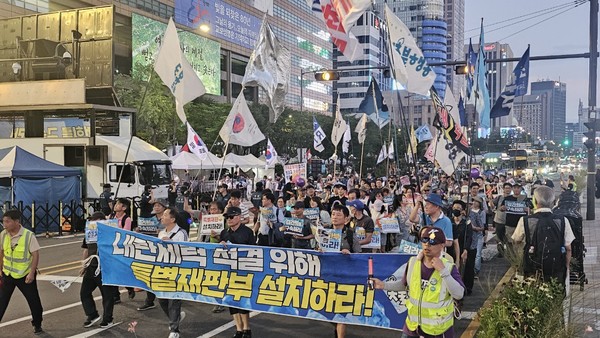 이날 행진코스는 광화문역을 출발해서, 미대사관, 광화문, 일본대사관, 종각, 청계천로, 광화문역으로 돌아오는 코스로 진행했다. [사진 - 통일뉴스 하태한 통신원]