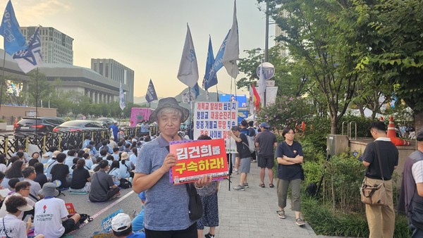 오늘도 변함없이 인증 샷! [사진 - 통일뉴스 하태한 통신원]