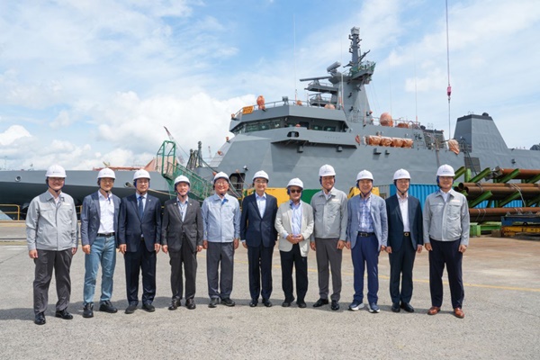 조현 외교장관(가운데)이 13일 오전 조셉윤 주한미대사대리 등과 함께 HD현대 울산조선소를 시찰했다. [사진제공-외교부]