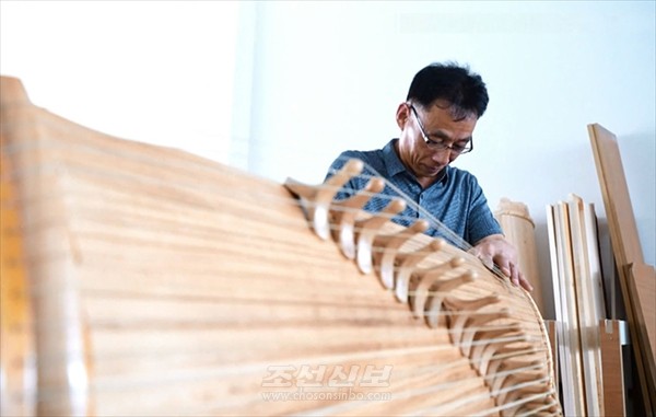 북한 평양민족악기공장 국립악기연구소의 강성진 실장. 가야금과 어은금을 비롯한 민족현악기들을 제작했다고 한다. [사진-조선신보 갈무리]