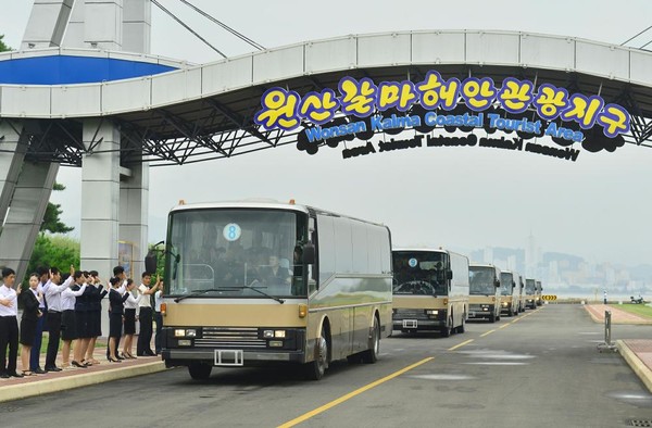 원산갈마해안관광지구에 차량으로 들어서는 혁명학원 원아들. [사진-노동신문 갈무리]