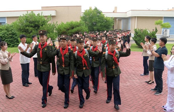 숙소 입소. [사진-노동신문 갈무리]