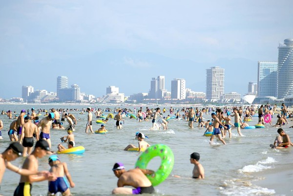 해수욕장에서 물놀이를 즐기는 원아들. [사진-노동신문 갈무리]