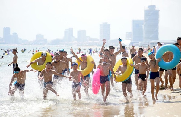 "우와 신난다!" [사진-노동신문 갈무리]