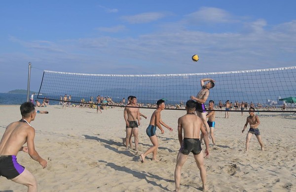 배구에 여념이 없는 원아들. [사진-노동신문 갈무리]