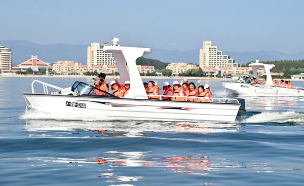 고속관광유람선을 타며 즐기는 원아들. [사진-노동신문 갈무리]