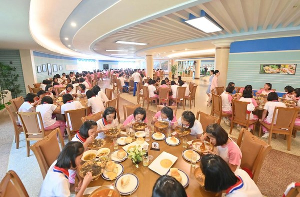 즐거운 식사. [사진-노동신문 갈무리]