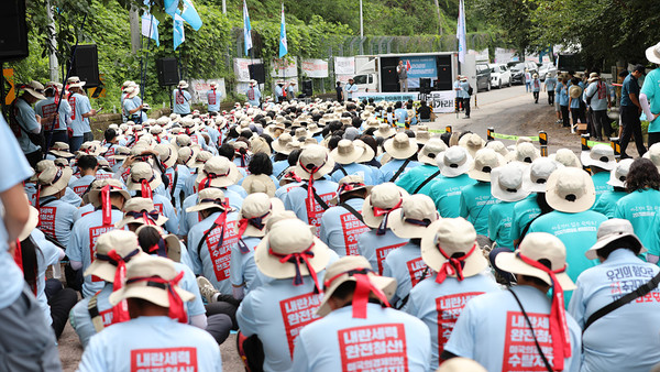 민주노총 26기 중앙통일선봉대가 8월 12일 경북 성주 소성리의 사드(THAAD·고고도미사일방어체계) 반대 투쟁을 하고 있다. [사진제공-민주노총 중앙통일선봉대]