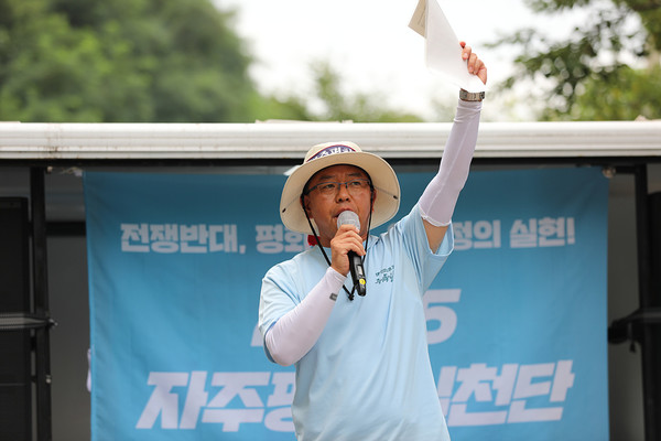 김광창 민주노총 26기 중앙통일선봉대 대장이 사드배치에 대한 규탄발언을 하고 있다. [사진제공-민주노총 중앙통일선봉대]