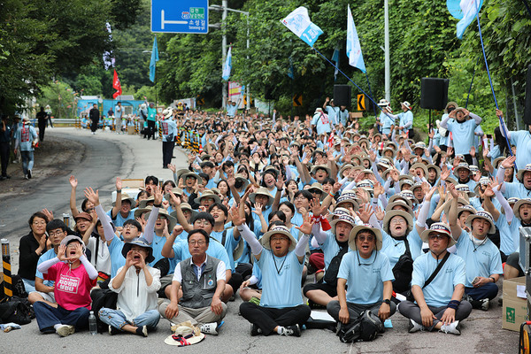 민주노총 26기 중앙통일선봉대는 성주 소성리에서 사드반대를 위한 자주평화 실천단 결의대회에 주력으로 참가하였다. [사진제공-민주노총 중앙통일선봉대]