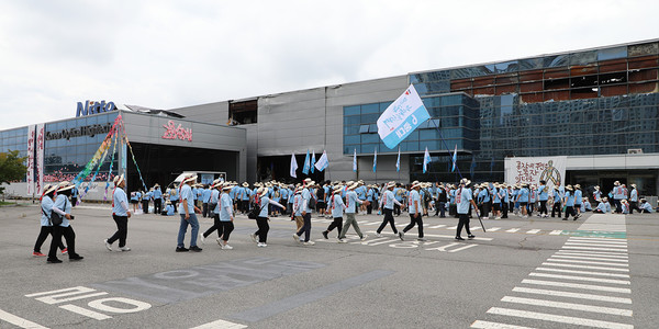 민주노총 26기 중앙통일선봉대는 다음으로 구미 한국옵티칼하이테크 고공농성장을 찾았다. [사진제공-민주노총 중앙통일선봉대]