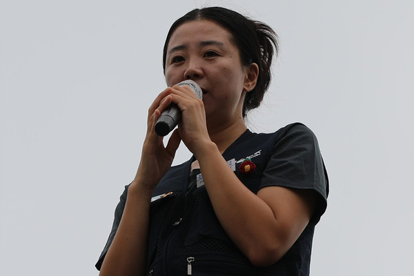 한국옵티칼하이테크 건물 옥상에서 여성노동자 최장기 고공농성을 하고 있는 박정혜 동지가 연대인사를 하고 있다. [사진제공-민주노총 중앙통일선봉대]