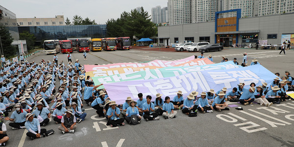 박정혜 동지를 위하여 연대의 마음을 담아 “다함께 투쟁” 등 펼침막을 선보이고 있다. [사진제공-민주노총 중앙통일선봉대]
