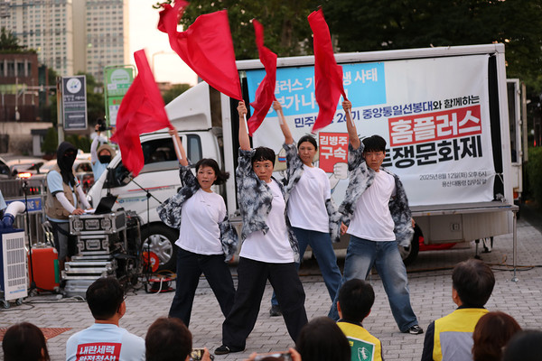 민주노총 26기 중앙통일선봉대 중앙문예단이 공연을 펼치고 있다. [사진제공-민주노총 중앙통일선봉대]