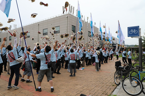 민주노총 26기 중앙통일선봉대 전반기 해단식을 김천역에서 열고 투쟁을 결의하는 26기 중통대 모자 던지기를 하였다. [사진제공-민주노총 중앙통일선봉대]