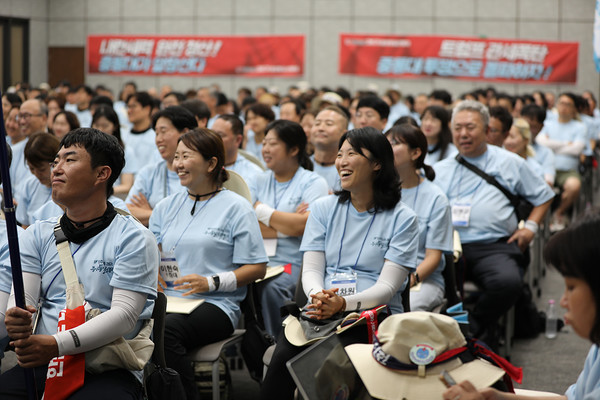 민주노총 26기 중앙통일선봉대 후반기 대원들이 후반기 발대식에 참여하여 결의를 다지고 있다. [사진제공-민주노총 중앙통일선봉대]