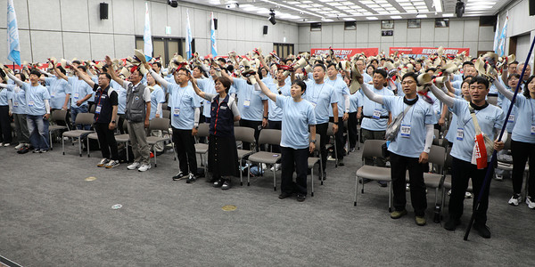 민주노총 26기 중앙통일선봉대 후반기 대원들이 후반기 발대식에 참여하여 결의를 다지고 있다. [사진제공-민주노총 중앙통일선봉대]