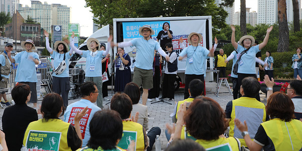 민주노총 26기 중앙통일선봉대 대원들이 홈플러스 문제 해결을 위한 연대 문화제에 적극 참여하고 있다.[사진제공-민주노총 중앙통일선봉대]