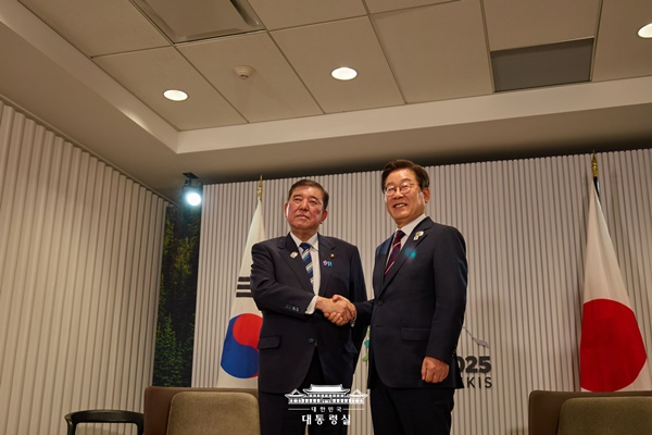 지난 6월 캐나다 G7 계기에 만난 한·일 정상. [사진-대통령실]