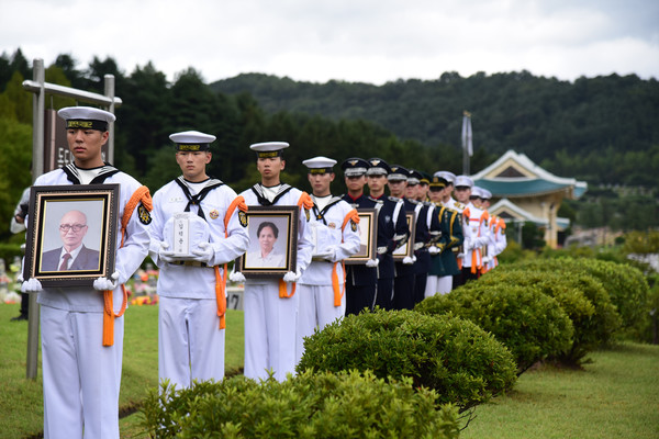 문양목 지사 등 미국과 브라질, 캐나다에 안장되어 있던 독립유공자 6명의 유해가 13일에 국립묘지 대전현충원에 안장됐다. 서울현충원에서 진행된 유해 봉환식 후에 별도의 추모제를 위해 출생지인 충남 태안을 들렀다 온 문양목 지사의 유해를 제외한 5위의 유해 안장식이 이날 오후 3시에 먼저 진행됐다. [사진-통일뉴스 임재근 객원기자]