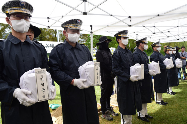 문양목 지사 등 미국과 브라질, 캐나다에 안장되어 있던 독립유공자 6명의 유해가 13일에 국립묘지 대전현충원에 안장됐다. 서울현충원에서 진행된 유해 봉환식 후에 별도의 추모제를 위해 출생지인 충남 태안을 들렀다 온 문양목 지사의 유해를 제외한 5위의 유해 안장식이 이날 오후 3시에 먼저 진행됐다. [사진-통일뉴스 임재근 객원기자]
