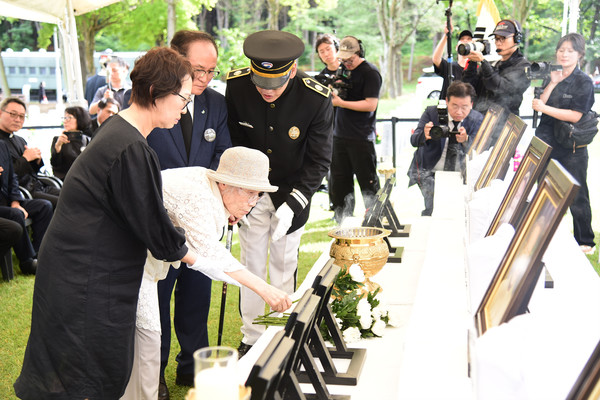 안장식에 참석한 유가족들이 헌화와 분향을 하고 있다. [사진-통일뉴스 임재근 객원기자]