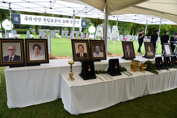 문양목 지사 등 미국과 브라질, 캐나다에 안장되어 있던 독립유공자 6명의 유해가 13일에 국립묘지 대전현충원에 안장됐다. 서울현충원에서 진행된 유해 봉환식 후에 별도의 추모제를 위해 출생지인 충남 태안을 들렀다 온 문양목 지사의 유해를 제외한 5위의 유해 안장식이 이날 오후 3시에 먼저 진행됐다. [사진-통일뉴스 임재근 객원기자]