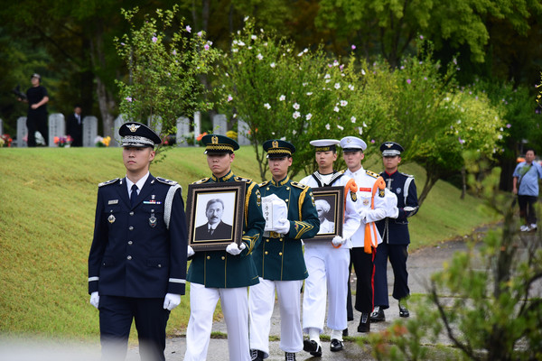 문양목 지사의 유해가 대전현충원에 도착해 안장지로 봉송되고 있다. 서울현충원에서 진행된 유해 봉환식 후에 별도의 추모제를 위해 출생지인 충남 태안을 들렀다 온 문양목 지사의 유해 안장식은 오후 5시 40분에 별도로 진행되었다. [사진-통일뉴스 임재근 객원기자]