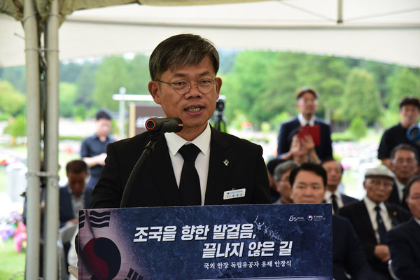 국외 안장 독립유공자 유해 안장식에서 안장식을 주관한 대전현충원 장정교 원장이 국가보훈부 권오을 장관의 추도사를 대독하고 있다. [사진-통일뉴스 임재근 객원기자]