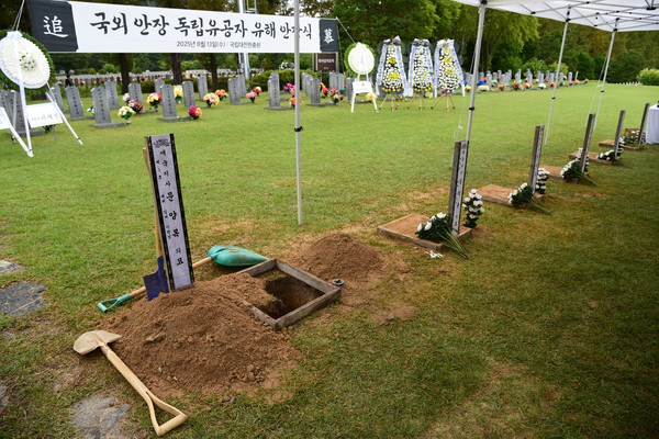 문양목 지사 등 미국과 브라질, 캐나다에 안장되어 있던 독립유공자 6명의 유해가 13일에 국립묘지 대전현충원에 안장됐다. 대전현충원 독립유공자 묘역이 만장이 되었지만, 이번에 국외에서 모셔온 6위의 독립운동가 유해를 모시기 위해 의사상자 묘역 인근에 ‘특별묘역’을 조성했다. 특별묘역에는 왼쪽부터 문양목(1호), 김덕윤(2호), 김기주(3호), 한응규(4호), 임창모(5호), 김재은(6호) 지사 순으로 안장됐다. 뒤편에 의사상자 묘역이 보인다. [사진-통일뉴스 임재근 객원기자]