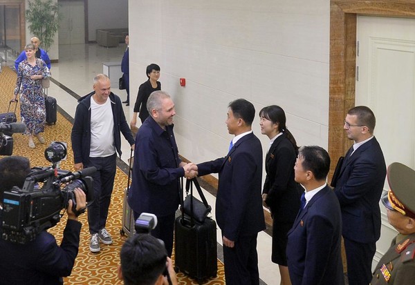 8.15 80주년을 맞아 북한을 방문한 러시아 문화성 대표단을 북한측 인사들이 맞이하고 있다. [사진-노동신문 갈무리]