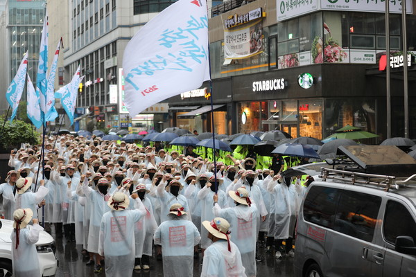 민주노총 26기 중앙통일선봉대가 여의도 국민의힘당사 앞에서 규탄대회를 진행하고 있다. [사진-민주노총 중앙통일선봉대]