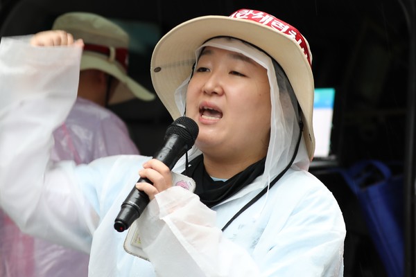 신수연 26기 중통대원(서비스연맹 특성화고노조 위원장)이 국민의힘에 대한 규탄발언을 하고 있다.  [사진-민주노총 중앙통일선봉대]
