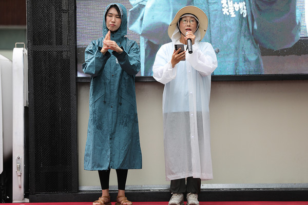 박은영 민주노총 26기 중앙통일선봉대 4중대장이 일본군 위안부 문제 해결을 위한 규탄발언을 하고 있다. [사진-민주노총 중앙통일선봉대]