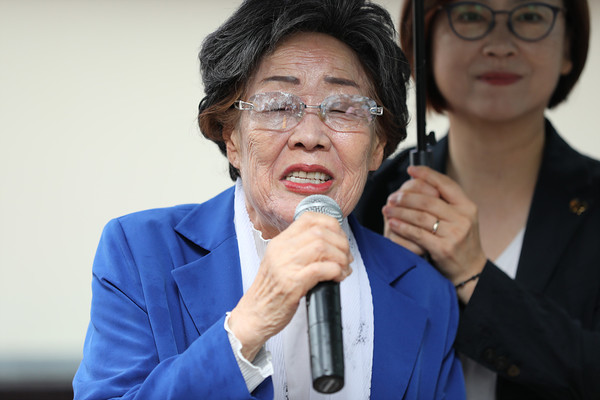 피해 생존자이자 여성 인권 활동가인 이용수 할머니가 발언하고 있다. [사진-민주노총 중앙통일선봉대]