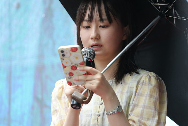 일본 정부의 만행을 고발하며 발언하고 있는 일본인 학생. [사진-민주노총 중앙통일선봉대]