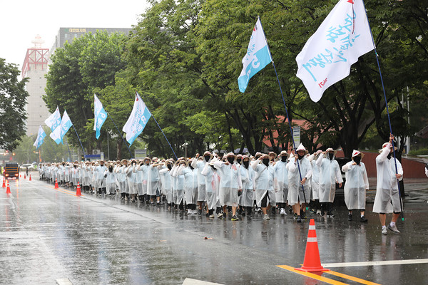 민주노총 26기 중앙통일선봉대가  쏟아지는 폭우를 뚫고 노조법 2·3조 개정을 거부하는 여의도 국민의힘 당사를 향해 진군하고 있다. [사진-민주노총 중앙통일선봉대]