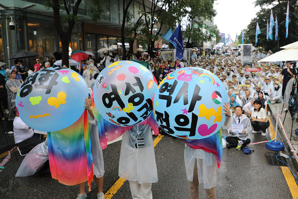 이날 수요시위에서는 여성인권, 역사정의, 평화라는 빛을 쏟아내는 퍼포먼스를 진행하였다. [사진-민주노총 중앙통일선봉대]