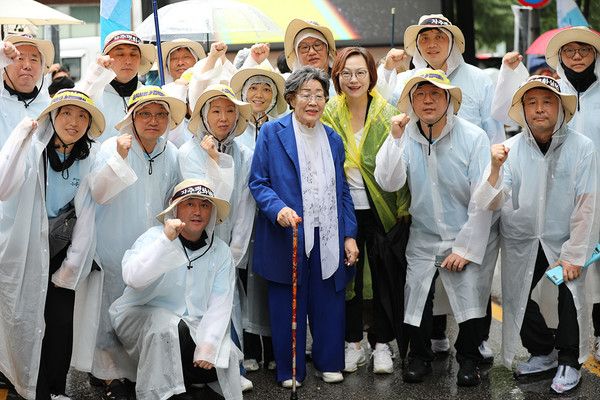 피해 생존자이자 여성 인권 활동가인 이용수 할머니와 기념사진을 남겼다. [사진-민주노총 중앙통일선봉대]