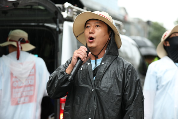 유인철 민주 26기 중통대 6중대장(금속노조 경기지부 부지부장)이 국민의힘에 대한 규탄발언을 하고 있다. [사진-민주노총 중앙통일선봉대]