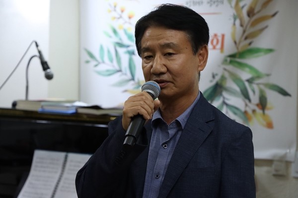 12일 강동들꽃향린교회에서 열린 강동자주통일평화연대 결성 준비위원회 발족식에서 김상우 위원장이 답례 인사 중인 장면. [사진-통일뉴스 위정량 통신원]