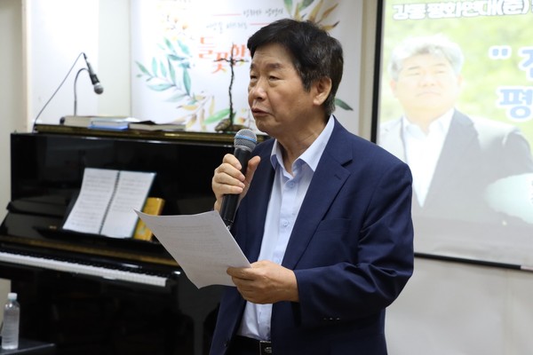 12일 강동들꽃향린교회에서 열린 강동자주통일평화연대 결성 준비위원회 발족식에서 서울자주통일평화연대 이장희 상임공동대표가 축사·격려사 중인 장면. [사진-통일뉴스 위정량 통신원]